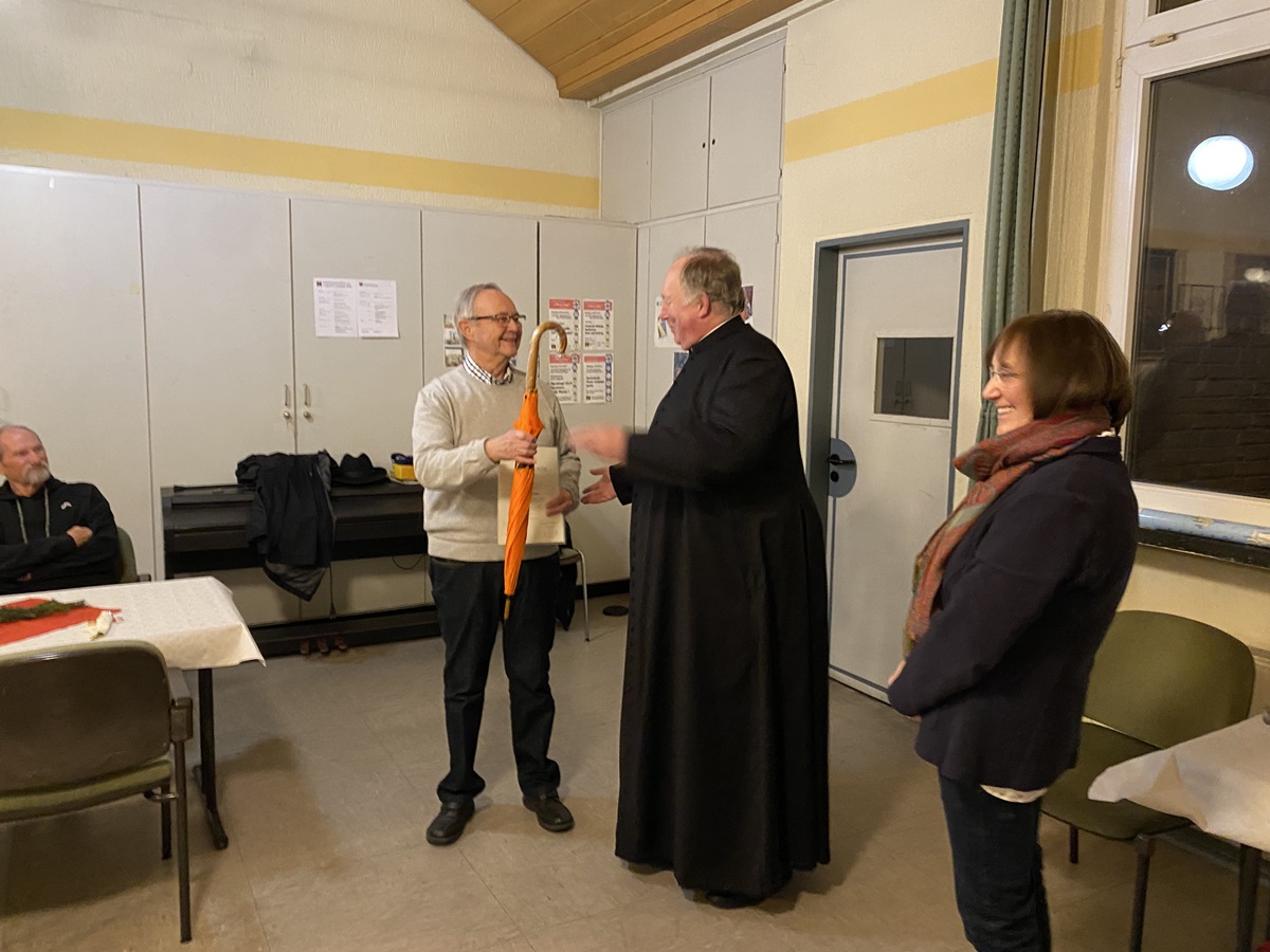 G�nter Heer, Dechant K�rten und Brigitte Stricker-Lessenich bei der Ehrung am zweiten Adventswochenende. (Foto: Michael Wagener)