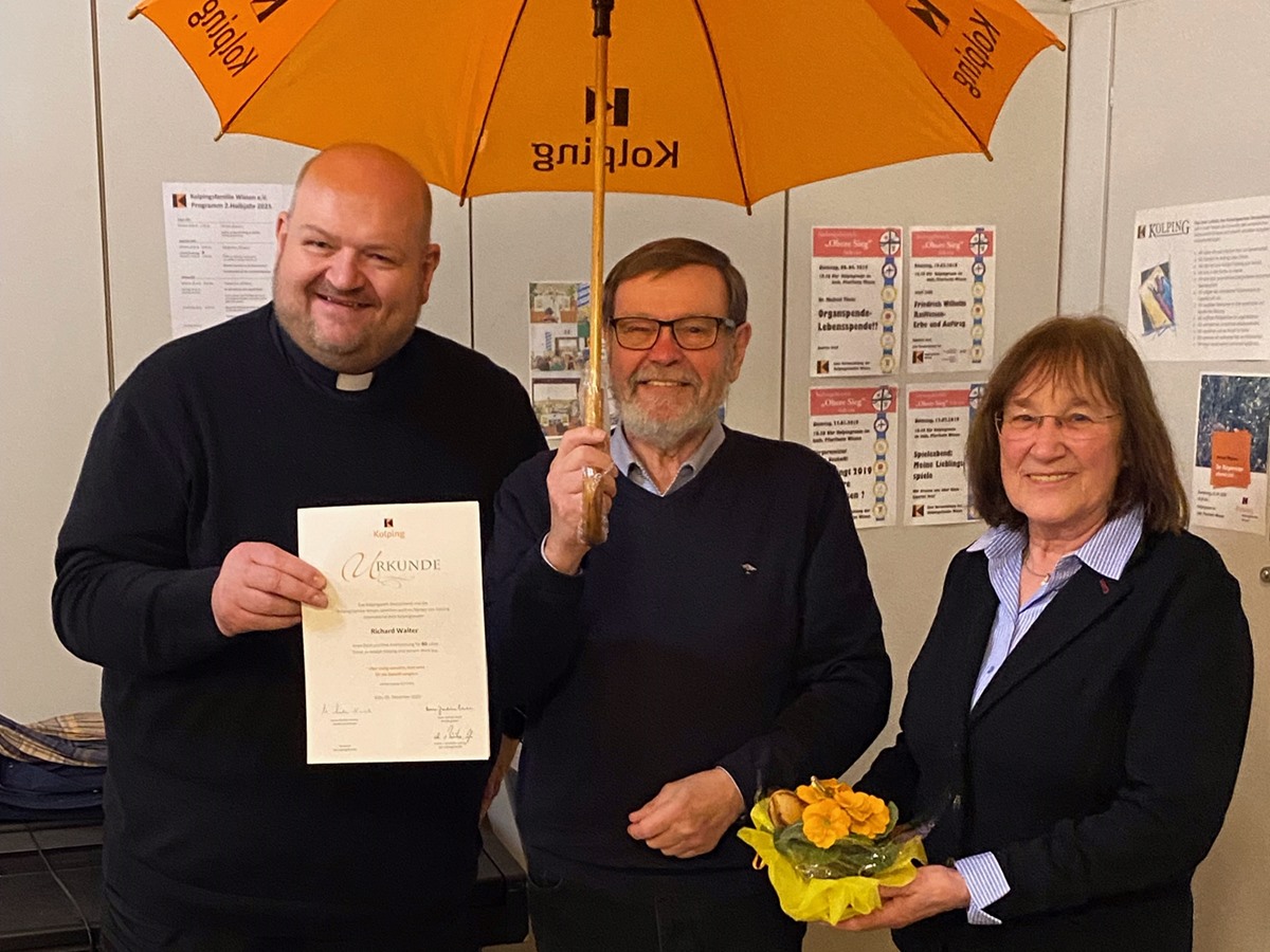 Brigitte Stricker-Lessenich und Andrzej Bednarz ehrten Richard Walter f�r seine 60-j�hrige Mitgliedschaft. (Foto: Verein)