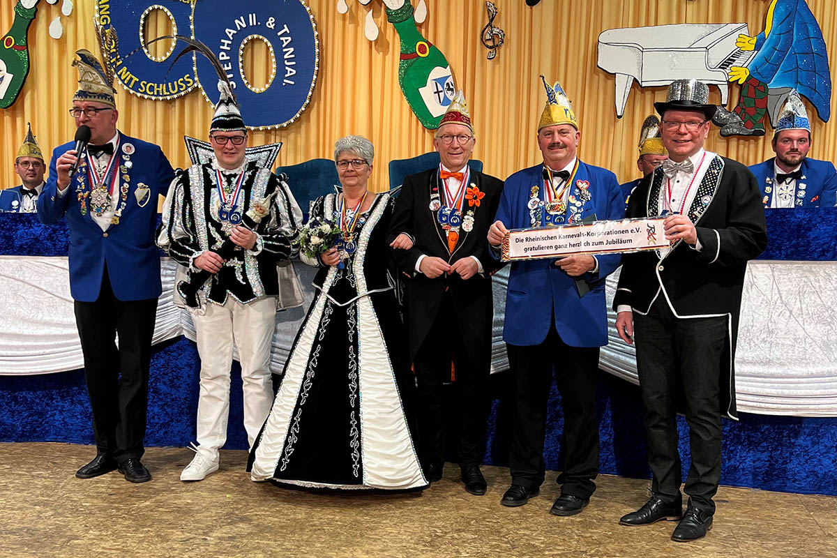 Im Bild (v.l.): KG-Prsident Christoph Grtz, Prinz Stephan II. mit Prinzessin Tanja I. (Robacher Obermhn), RKK-Bezirksvorsitzender Erwin Rddel, KG-Prsident Norbert Effert sowie Ortsbrgermeister Thomas Boden. Foto: privat