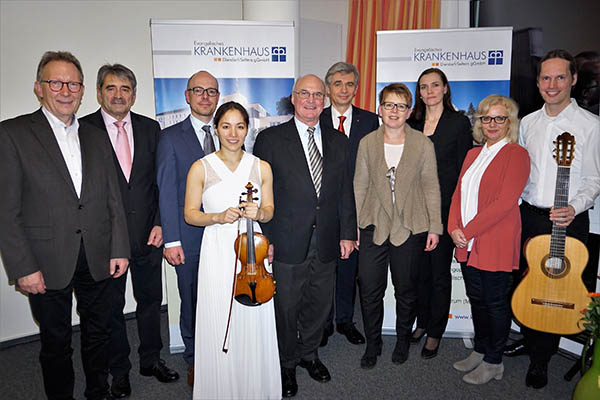 Von links: Erwin Rddel (MdB), Dr. Reinhold Ostwald (rztlicher Direktor), Thomas Schulz (Geschftsfhrer), Lisa-Maria Schumann (Violinistin), Rolf-Peter Leonhardt (Verwaltungsratsvorsitzender), Dr. Benjamin Bereznai (Chefarzt Neurologie), Dr.  Tanja Machalet (MdL), Anett Sandkuhl (Verwaltungsdirektorin), Sabine Schmalebach (Pflegedirektorin), Fabian Spindler (Gitarrist). Foto: Krankenhaus