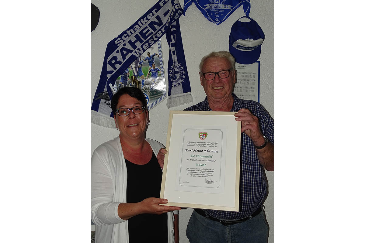 Susanne Bayer berreicht Karl-Heinz Heino Klckner Urkunde und Goldene Ehrennadel des Fuballverbandes Rheinland. Fotos: Willi Simon