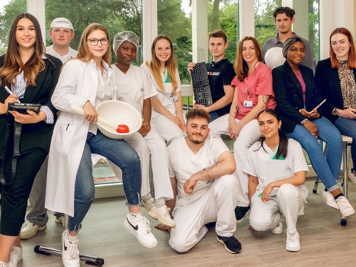 Azubis aus allen zw�lf Ausbildungsangeboten stellen ihre Berufe f�r Interessierte vor. (Foto: Krankenhaus)