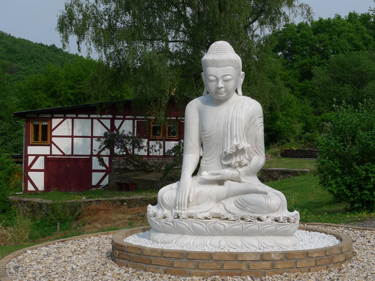 Klostergespr�che im buddhistischen Kloster Hassel in Pracht