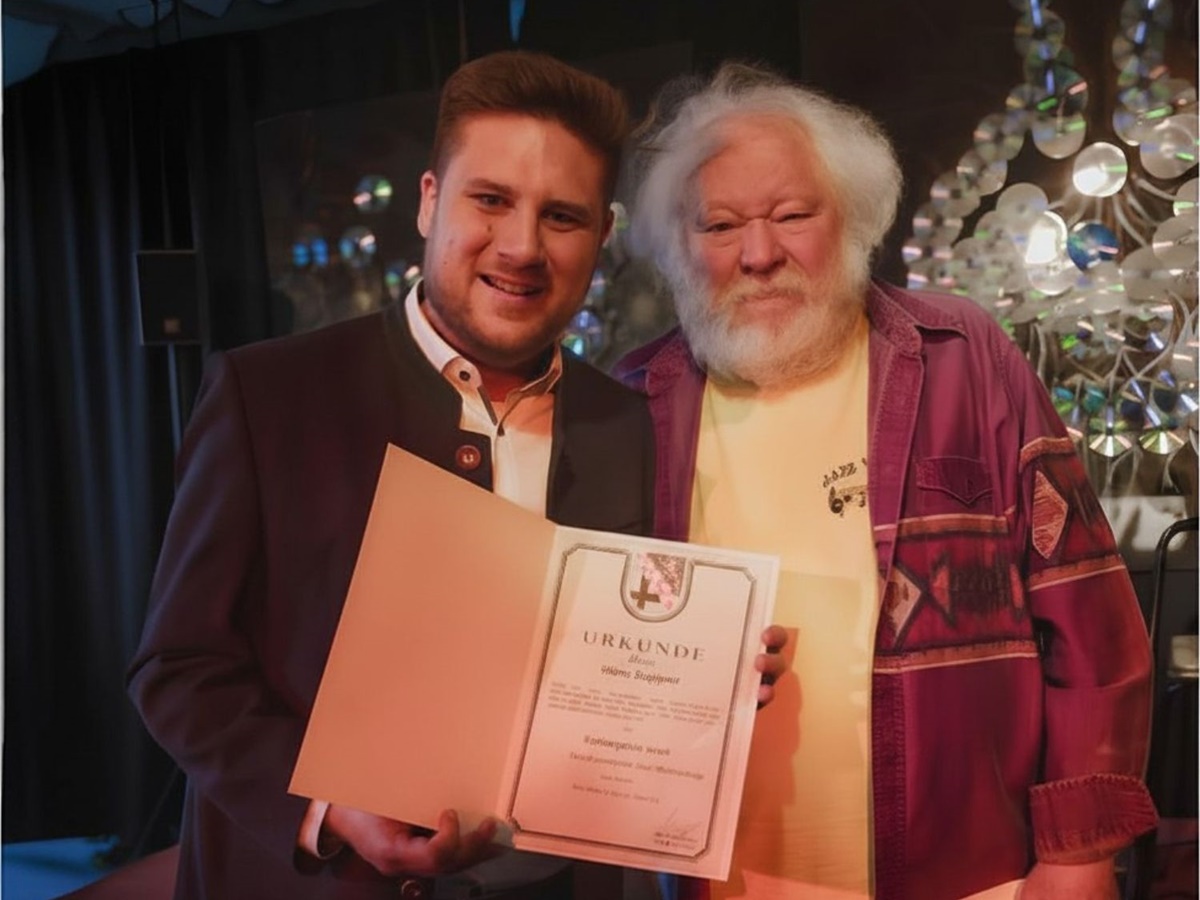 B�rgermeister Marvin Kraus (links) unter gro�em Applaus des Publikums den Kulturpreis der Verbandsgemeinde Bad Marienberg an Hans Ruppert. (Foto: Hans-J�rgen Krah)
