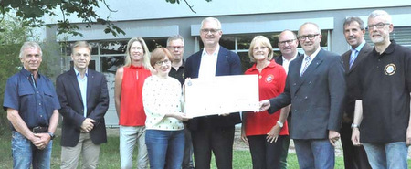 Freude ber eine grozgige Spende: (von links) Hans-Jrgen Lenski (Geschftsfhrer Frderverein DRK-Krankenhaus Altenkirchen), Dr. Birger Flohr (Lions Club Altenkirchen Friedrich Wilhelm Raiffeisen), Doris Kohlhas (Lions Club Bad Marienberg), Chefrztin Dr. Andrea Haverkamp-Krois (Zentrum fr Kinder- und Jugendpsychiatrie, Psychosomatik und Psychotherapie), Volker Hammer (Lions Club Westerwald), Georg Huf (Lions Club Bad Marienberg), Barbara Tang und Mike Bender (beide Lions Club Altenkirchen Friedrich Wilhelm Raiffeisen), Dr. Peter Enders, MdL (Vorsitzender Frderverein DRK-Krankenhaus Altenkirchen), Jrgen Ecker (Kaufmnnischer Direktor DRK-Krankenhaus Altenkirchen-Hachenburg) und Klaus Patt (Lions Club Westerwald). (Foto: kk)