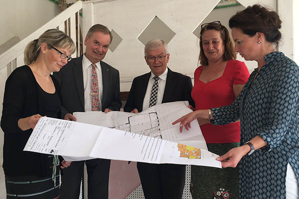 Lagebesprechung vor Ort: Unkels Stadtbrgermeister Gerhard Hausen und Verbandsbrgermeister Karsten Fehr studieren gemeinsam mit der Fachbereichsleiterin Infrastruktur und Bauwesen, Sonja Klewitz (rechts), Hochbau-Expertin Annette Loth (links) und KITA-Leiterin Silvia Hummerich-Holderer die Umbauplne. Foto: Thomas Herschbach
