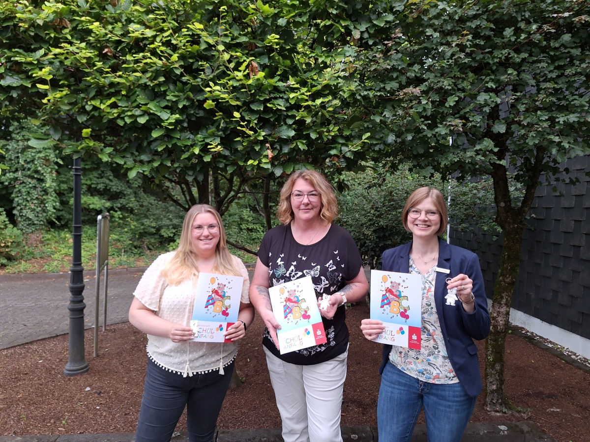 Lisa-Marie Ermert (stellvertertretende Kita-Leitung), Stefanie Gtze (Kita-Leitung) und Anna Luise Pfeiffer (Sparkasse Westerwald-Sieg) (Foto: Peter Mohr)