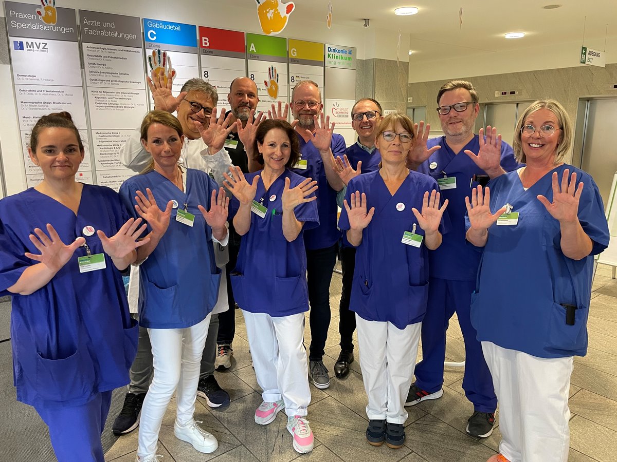 Zum Bild: Spannende Rtsel, Infos, Tipps und Aktionen haben sich die Mitglieder des Arbeitskreises "Aktion Saubere Hnde" des Diakonie Klinikums ausgedacht und fr Besucher, Patienten und Mitarbeiter einen Aktionstag rund um Thema Hndehygiene im Diakonie Klinikum Jung-Stilling in Siegen organisiert. (Foto: Veranstalter)