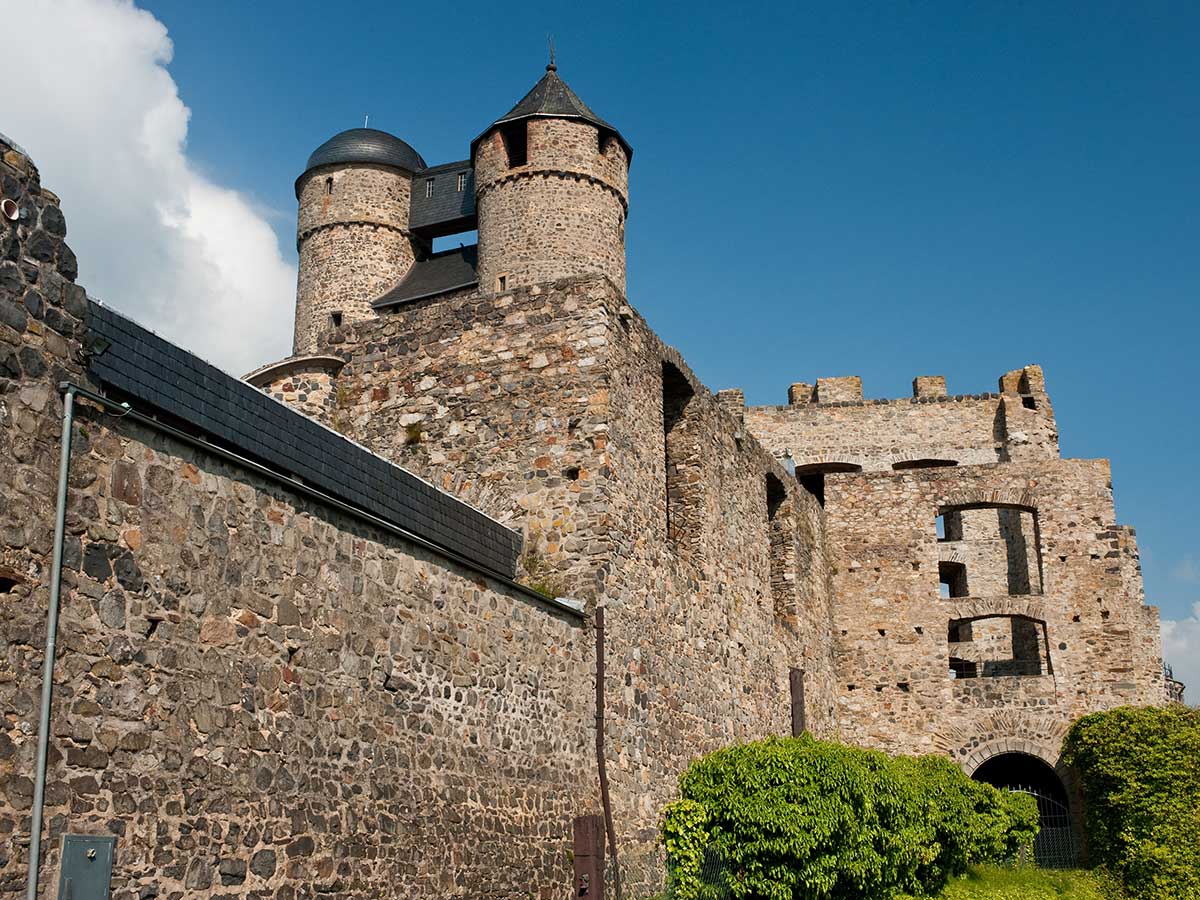 Die Burg Greifenstein mit ihrem Doppelbergfried. (Foto: Dominik Ketz fr Westerwald Touristik Service)