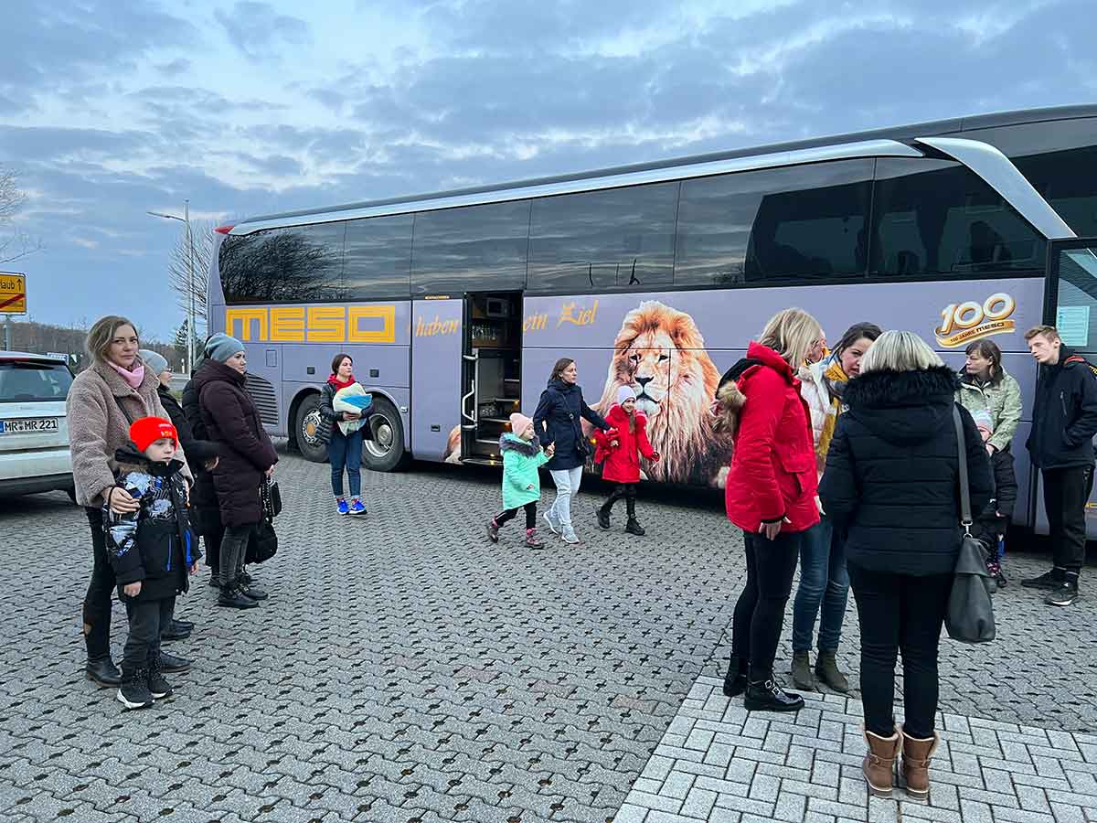 Ankunft des ersten Busses in Kroppach. (Foto: Katharina Kugelmeier)