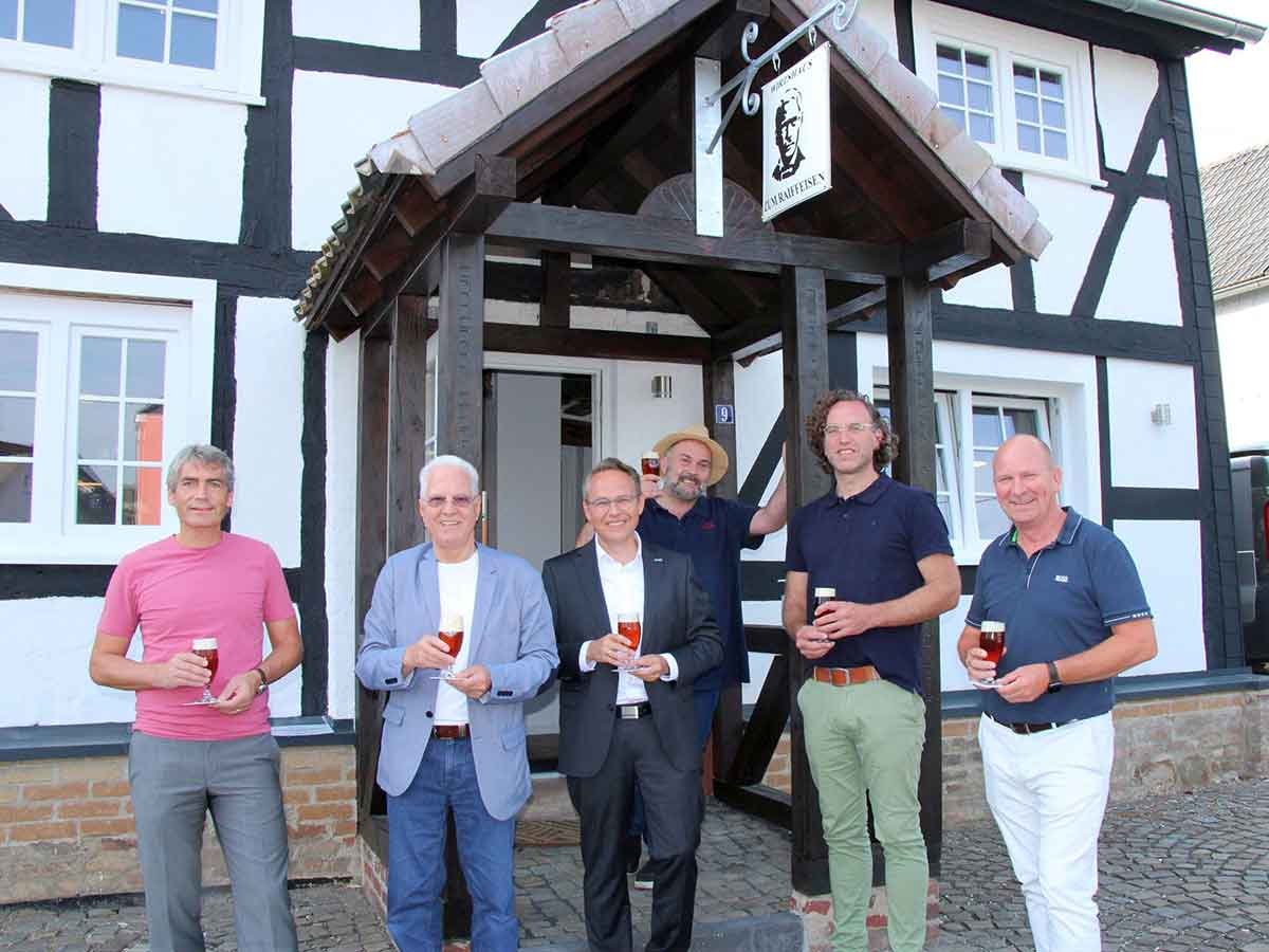 Spendenbergabe mit Bierverkostung (Foto: VG Hamm (Sieg)/Patt)