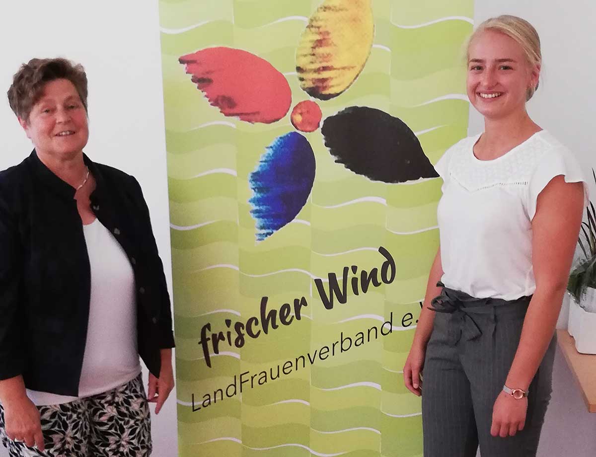 Gerlinde Eschemann und Pauline Eitelberg bei der Delegiertentagung. (Foto: Landfrauenverbande Frischer Wind e. V.)