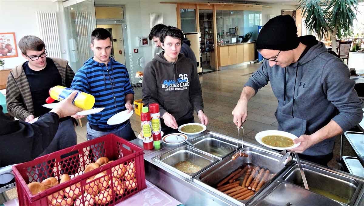 Auch diesmal mssen die "Whlmuse" nach getaner Arbeit nicht hungrig nach Hause gehen. (Foto: Frderverein fr das
Ignatius-Ltschert-Haus e.V.)
