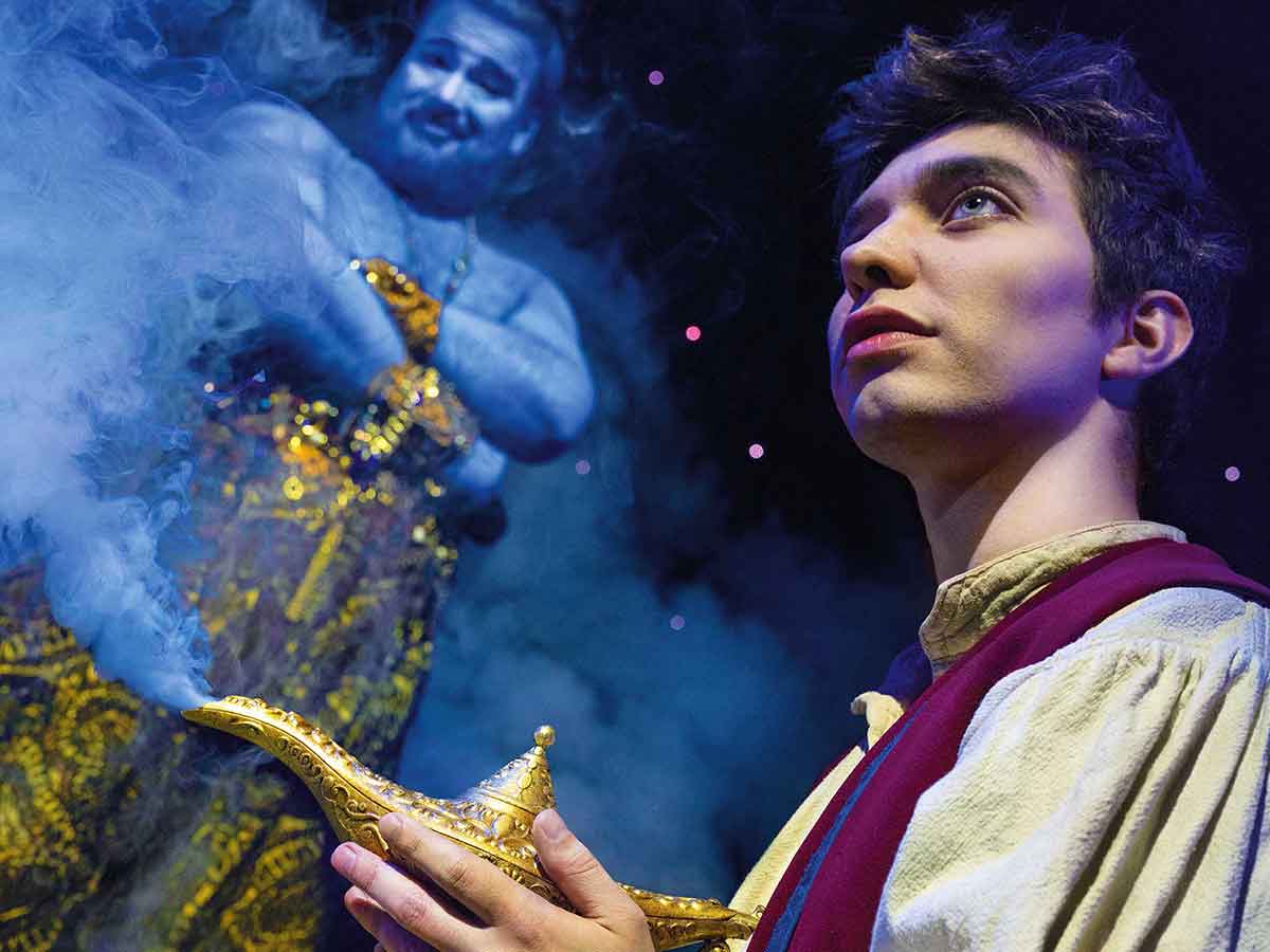 Aladin und Dschinni. (Foto: Theater Liberi / Nilz Bhme)