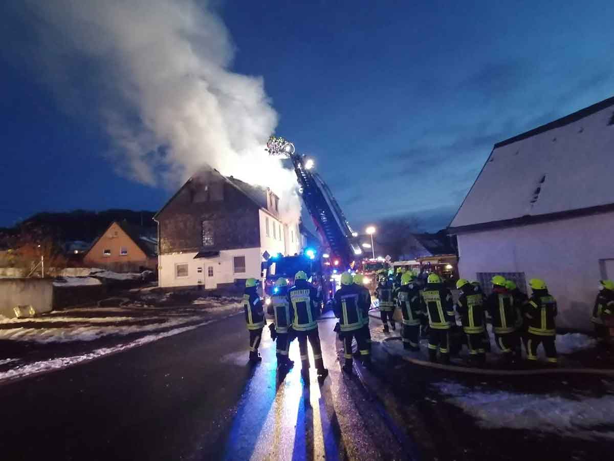 Groeinsatz bei Wohnhausbrand in Hardt