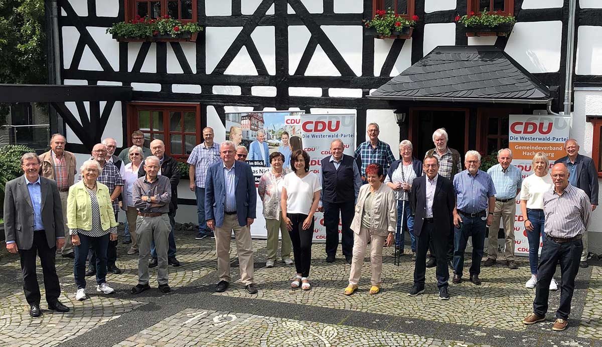 Die Teilnehmer der Feierstunde zum 50jhrigen Bestehen des CDU-Gemeindeverbands Hachenburg. (Foto: CDU-Gemeindeverband Hachenburg)