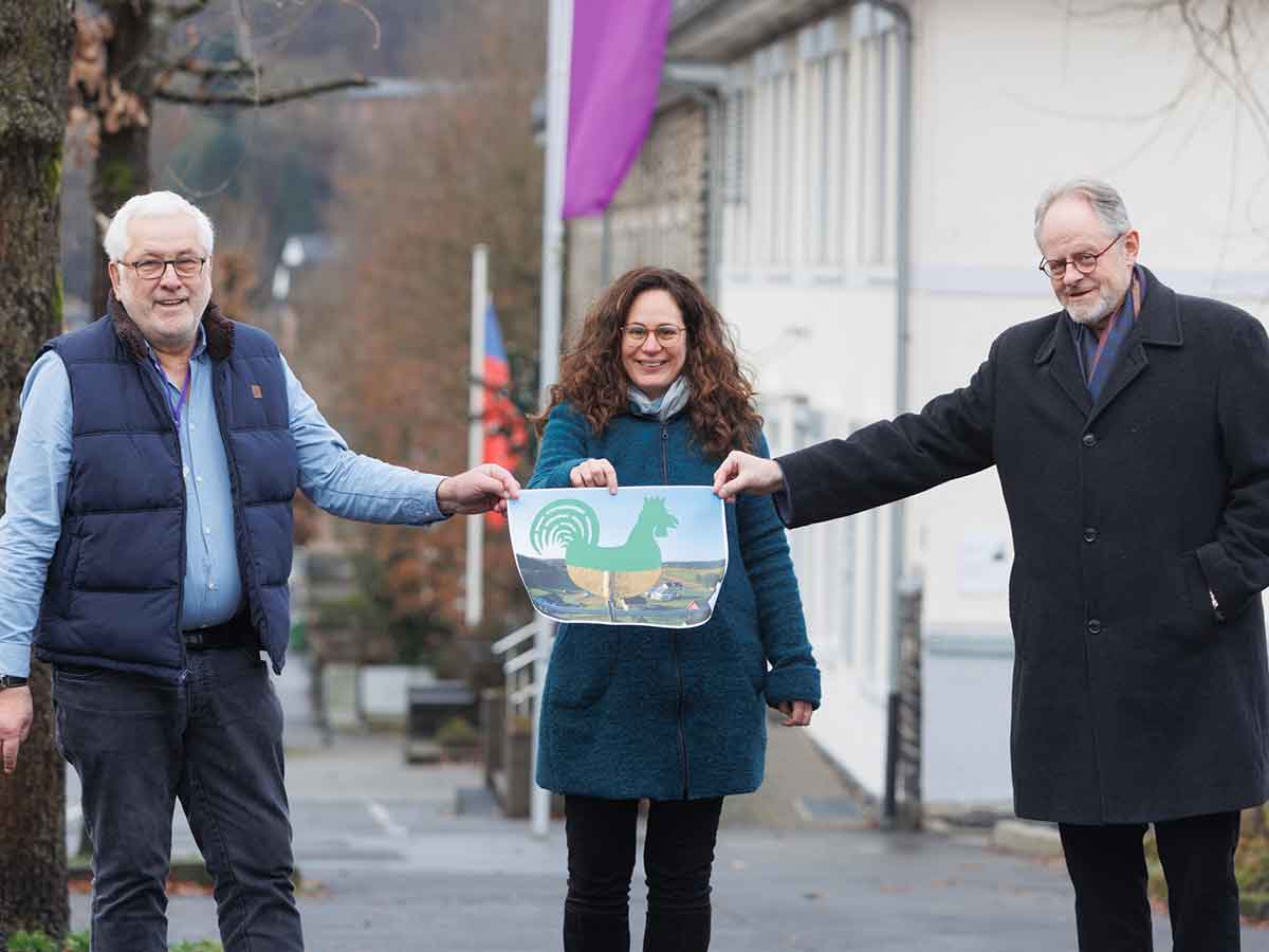 Das Evangelische Dekanat Westerwald macht mit dem Siegel "Grner Hahn" einen wichtigen Schritt hin zu mehr Nachhaltigkeit. Prses Bernhard Nothdurft (links), Nadine Bongard und Hartmut Baden haben den Prozess im Blick. (Foto: Ev. Dekanat Westerwald)