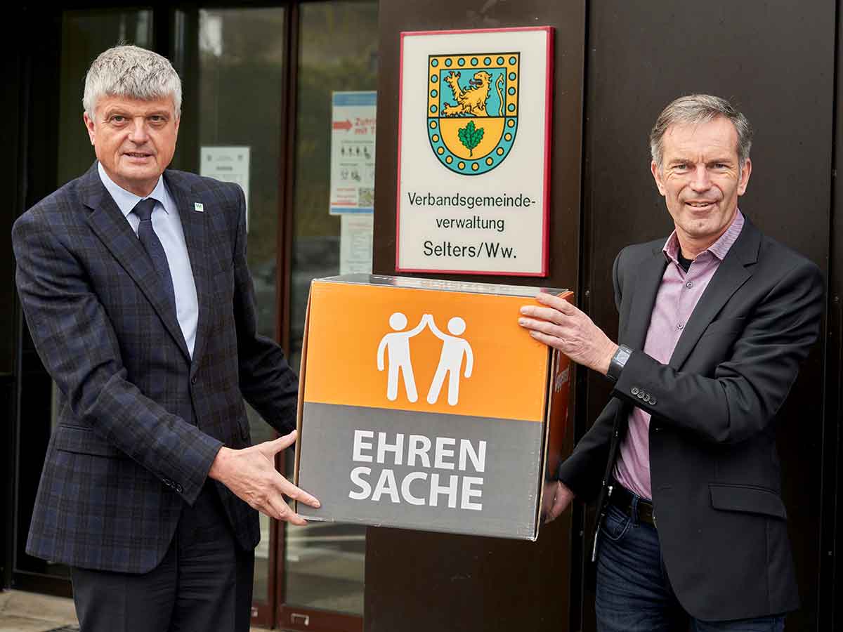 Norbert Rausch, evm, und Brgermeister Klaus Mller bei der Spendenbergabe. (Foto: evm/Ditscher)
