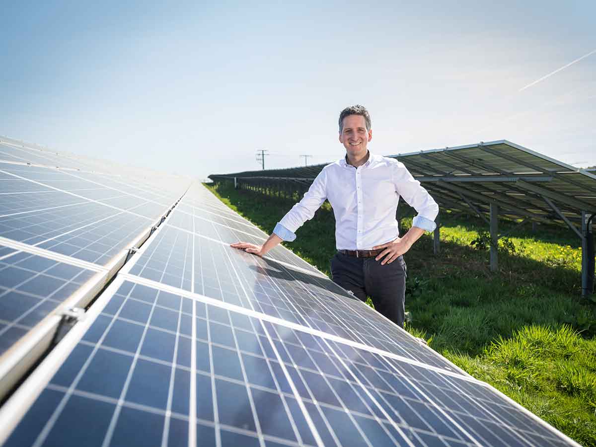 Dr. Steffen Weil im Solarpark Hachenburg, in dem im vergangenen Jahr 8,2 Millionen Kilowattstunden kostrom produziert werden konnten. (Foto: Ketz/evm)