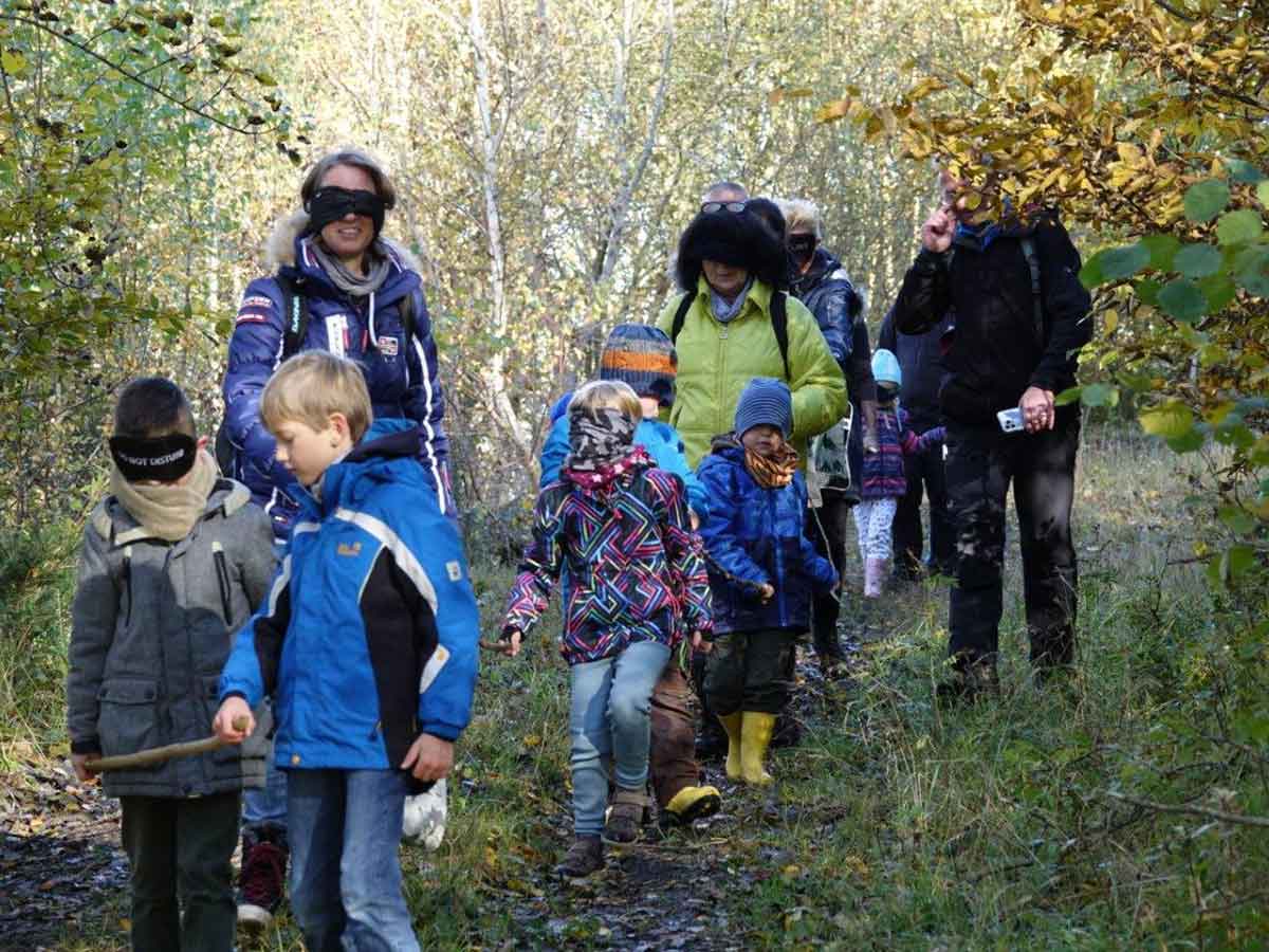 Die Kinder fhrten die "blinden" Eltern. (Foto: Rainer Lemmer)