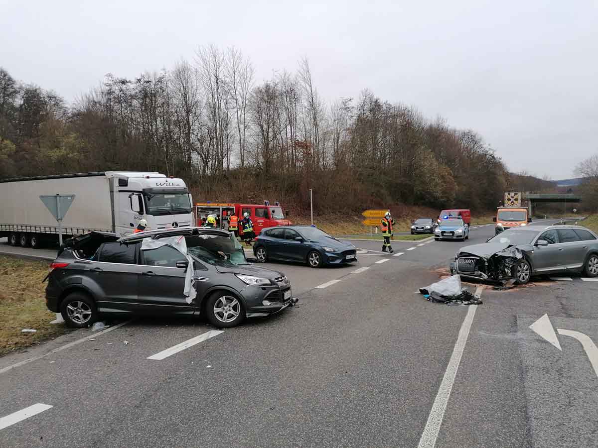 Erstmeldung: schwerer Verkehrsunfall auf der L 288 mit einer eingeklemmten Person