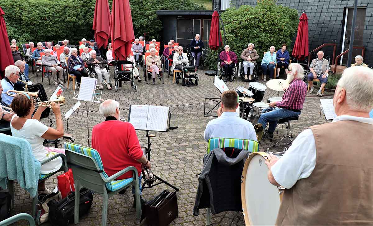Die Gelbachtaler Musikanten begeisterten mit einem Gute-Nacht-Konzert vor dem Seniorenzentrum im Buchfinkenland. (Foto: Uli Schmidt)
