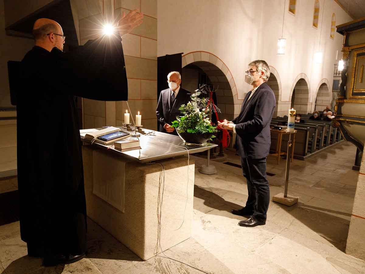 Pfarrer Benjamin Schiwietz (links) gibt Wolfgang Kraemer und Armin Pfau (rechts) Gottes Segen mit auf den Weg. (Foto: Evangelisches Dekanat Westerwald)