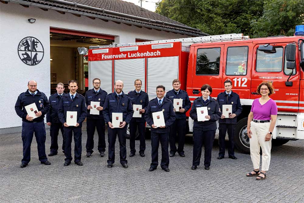 berreichung der bereits fr 2020 vorgesehene Auszeichnung mit dem Bronzenen Feuerwehr-Ehrenzeichen fr 15-jhrige aktive pflichttreue Ttigkeit bei der Feuerwehr. (Fotos: Rder-Moldenhauer)