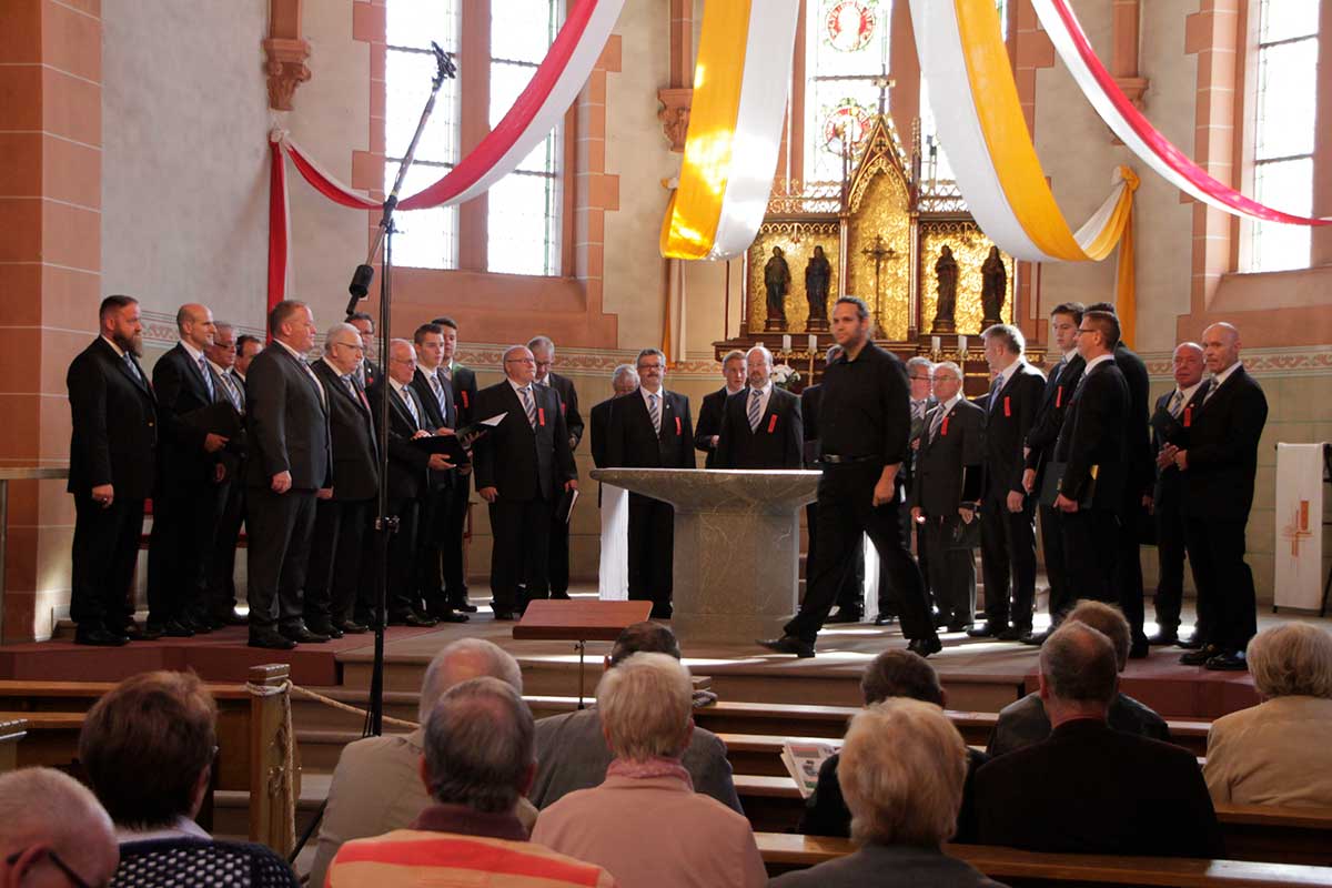 MGV Harmonie Liederkranz Eschelbach mit Chorleiter Fabian Glck bei den 6. Horbacher Chortagen 2017, Klassensieger und Sonderpreis fr die beste Interpretation eines Gospels/Spirituals. (Foto: MGV CCILIA Horbach)