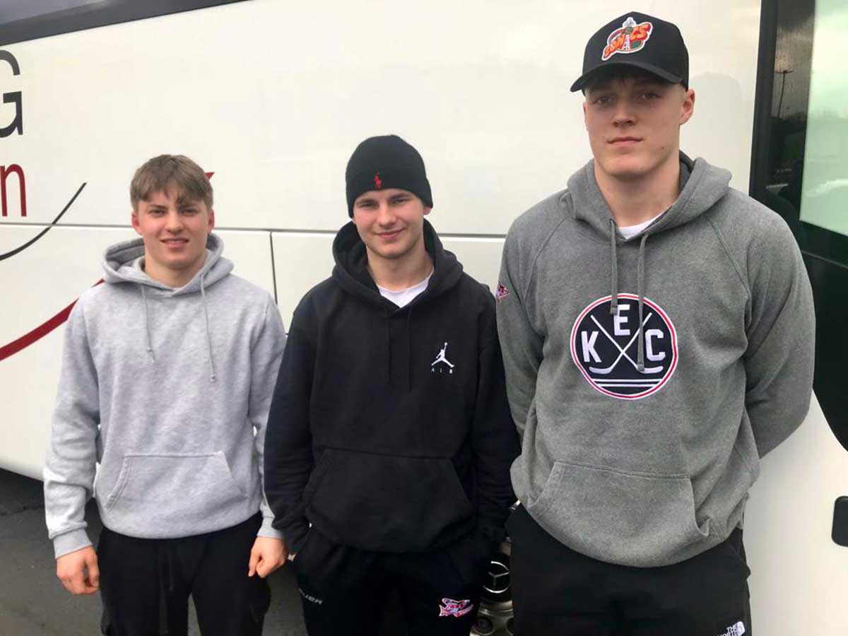 Das Foto zeigt Sandro Mayr, Justin Bsing und Leonhard Korus - bei einer kurzen Pause auf der Fahrt nach Hamburg. (Foto: Rockets)