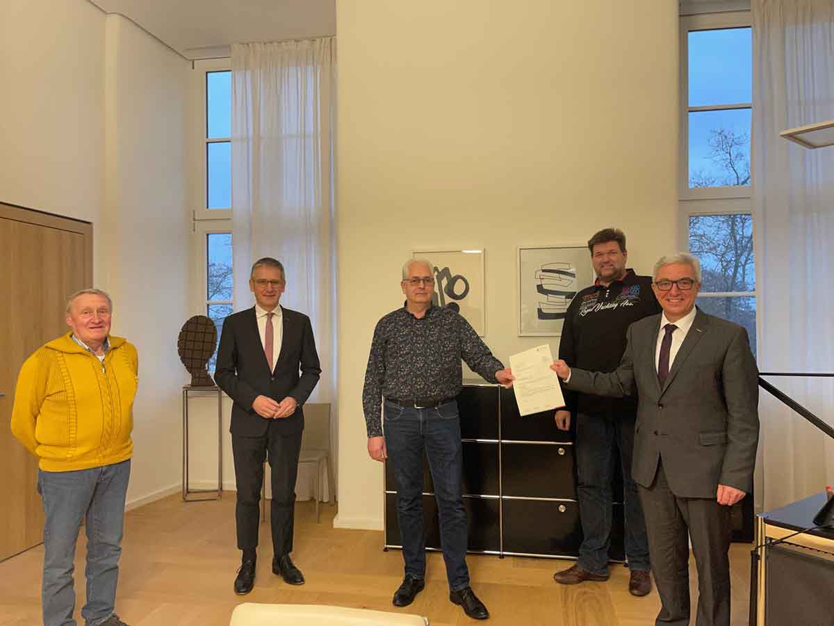 Beigeordneter Jrgen Hauft, MdL Hendrik Hering, Ortsbrgermeister Thomas Ax Erster Beigeordneter Thomas Mockenhaupt und Innenminister Roger Lewentz bei der Bescheidbergabe in Mainz. (Foto: Gemeinde Mrlen)