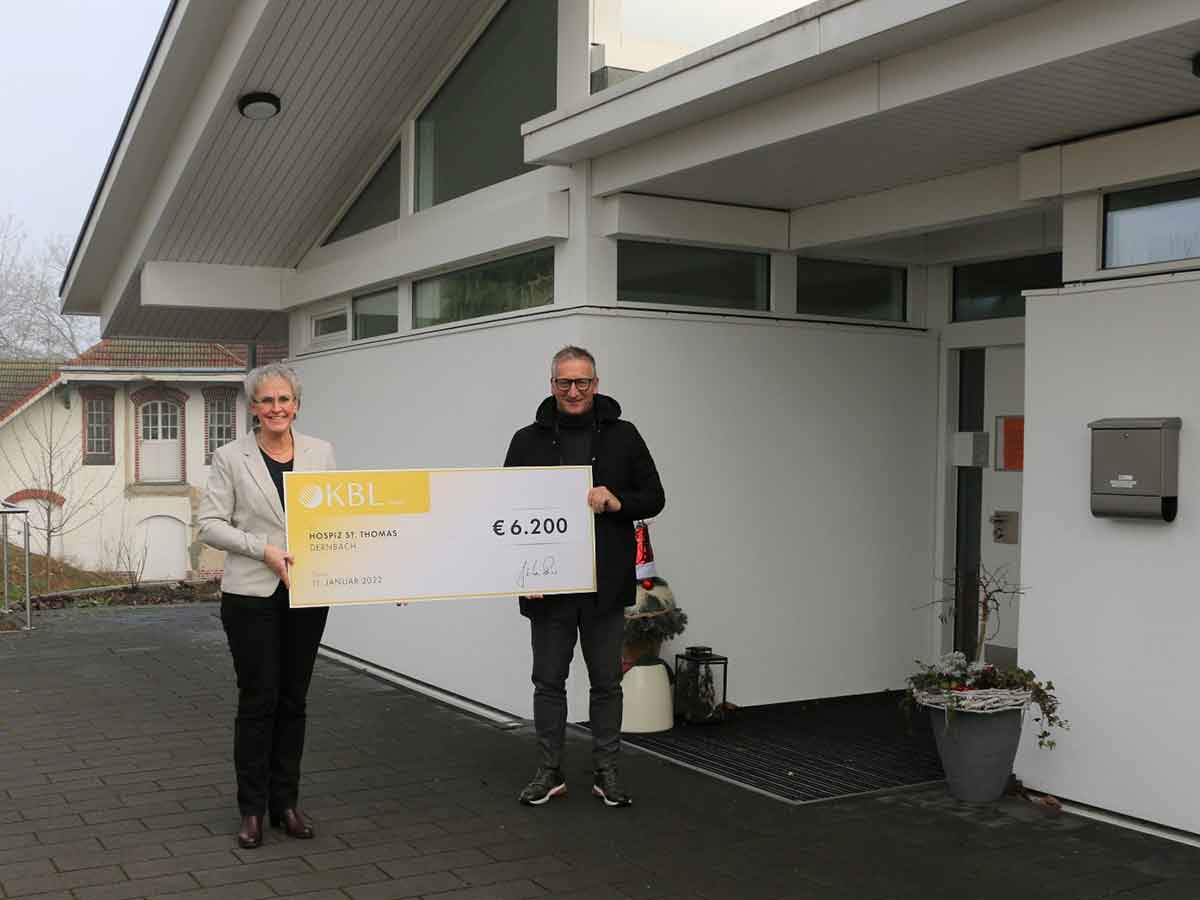 Eva-Maria Hebgen (links) mit Jens-Uwe Reimers (rechts) bei der Spendenbergabe. (Foto: Dernbacher Gruppe Katharina Kasper)