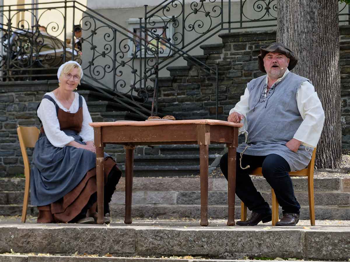 Die "theatermacher" auf der Bhne. (Foto: theatermacher)