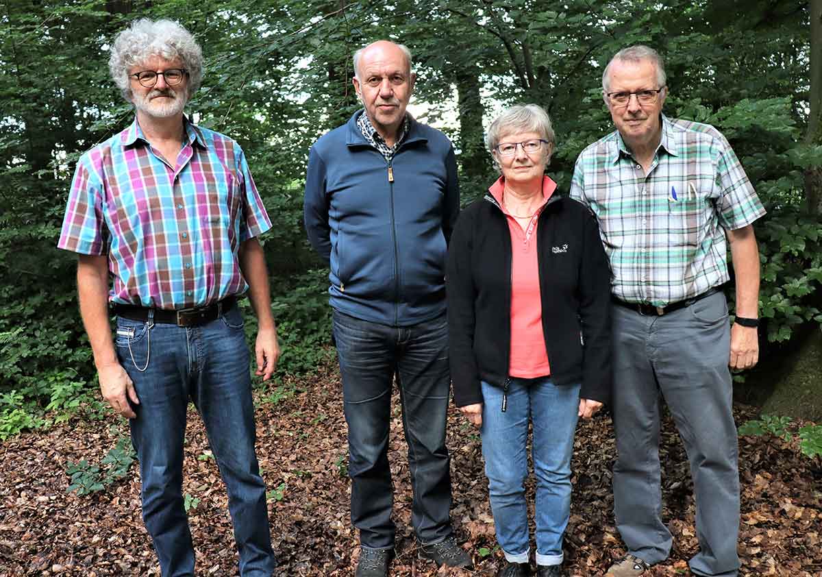 Der bestehende Vorstand wurde wiedergewhlt (von rechts): Hans-Jrgen und Eveline Merfels. Manfred Henkes und Uli Schmidt. (Foto: Westerwald-Verein)