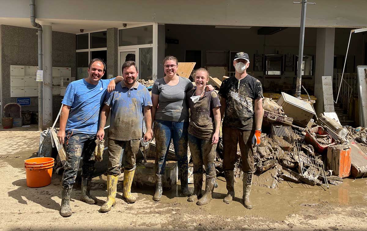 Ein Team der kumenischen Jugendkirche aus Selters hilft bei den Aufrumarbeiten in Bad Neuenahr-Ahrweiler. (Foto: Marco Herrlich)