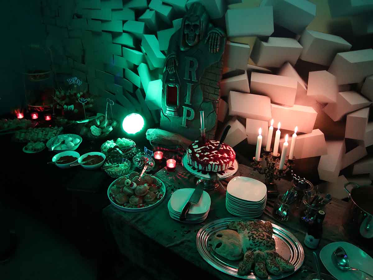 Halloween-Buffet im Jugendzentrum Hachenburg. (Foto: JuZe)