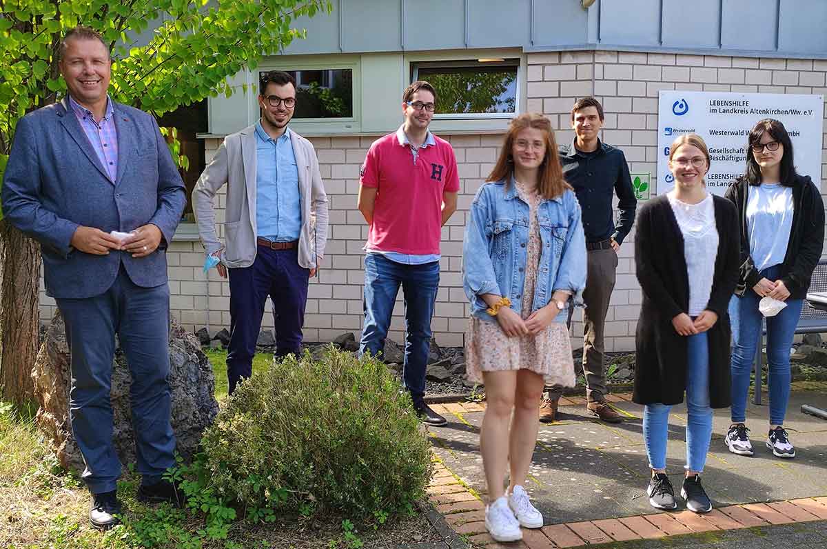 Geschftsfhrung, Bereichsleitung und die Jugendauszubildendenvertretung gratulieren den Auszubildenden zur erfolgreich abgeschlossenen Ausbildung. (Foto: Lebenshilfe Altenkirchen)