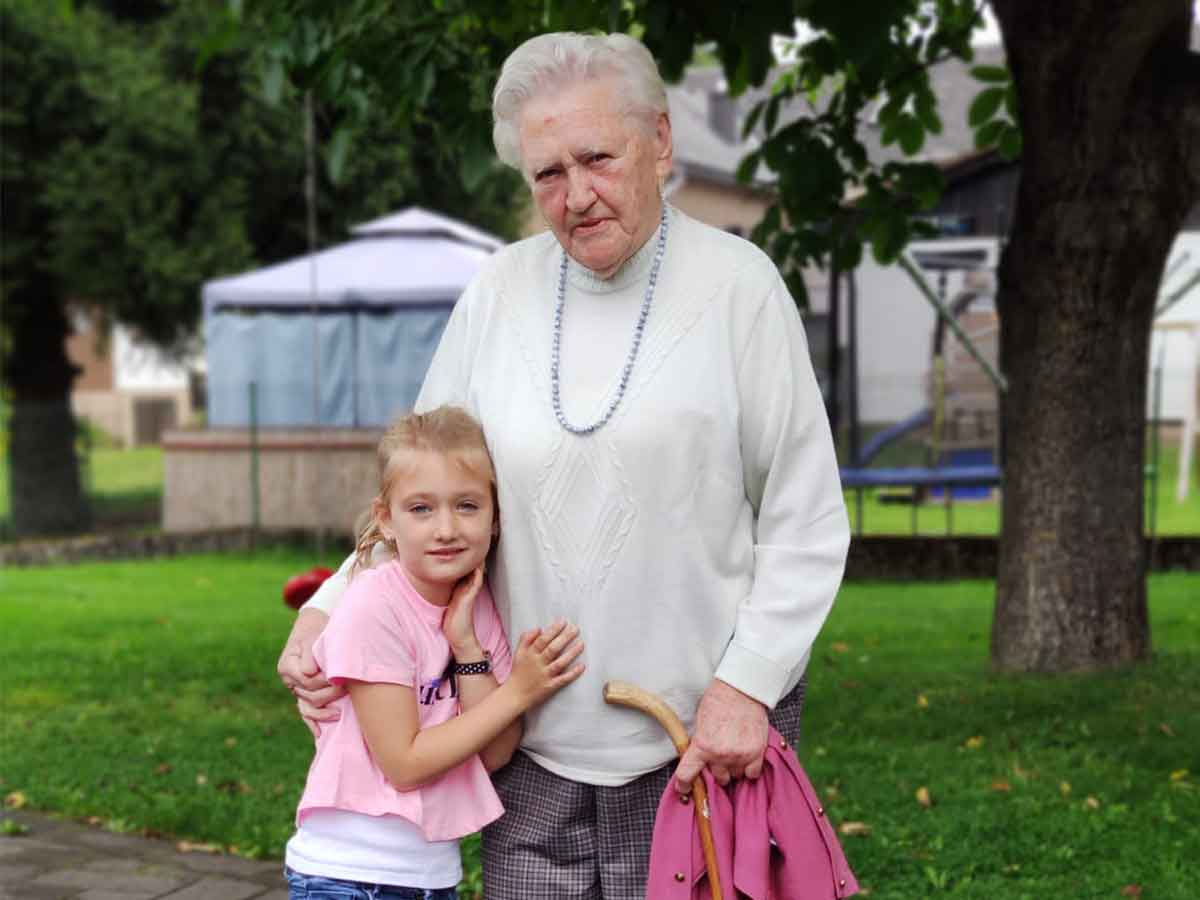 Die 90-jhrige Lore Schneider mit ihrer Urenkelin. (Foto: privat ber VG Hachenburg)