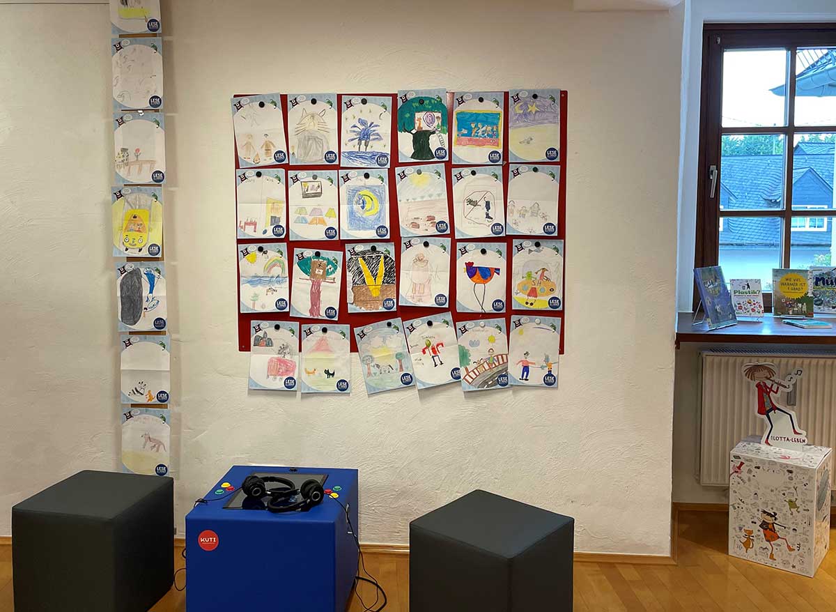Die selbstgemalten Bilder der Kinder in der Kinderbibliothek. (Foto: Stadtbcherei Hachenburg)