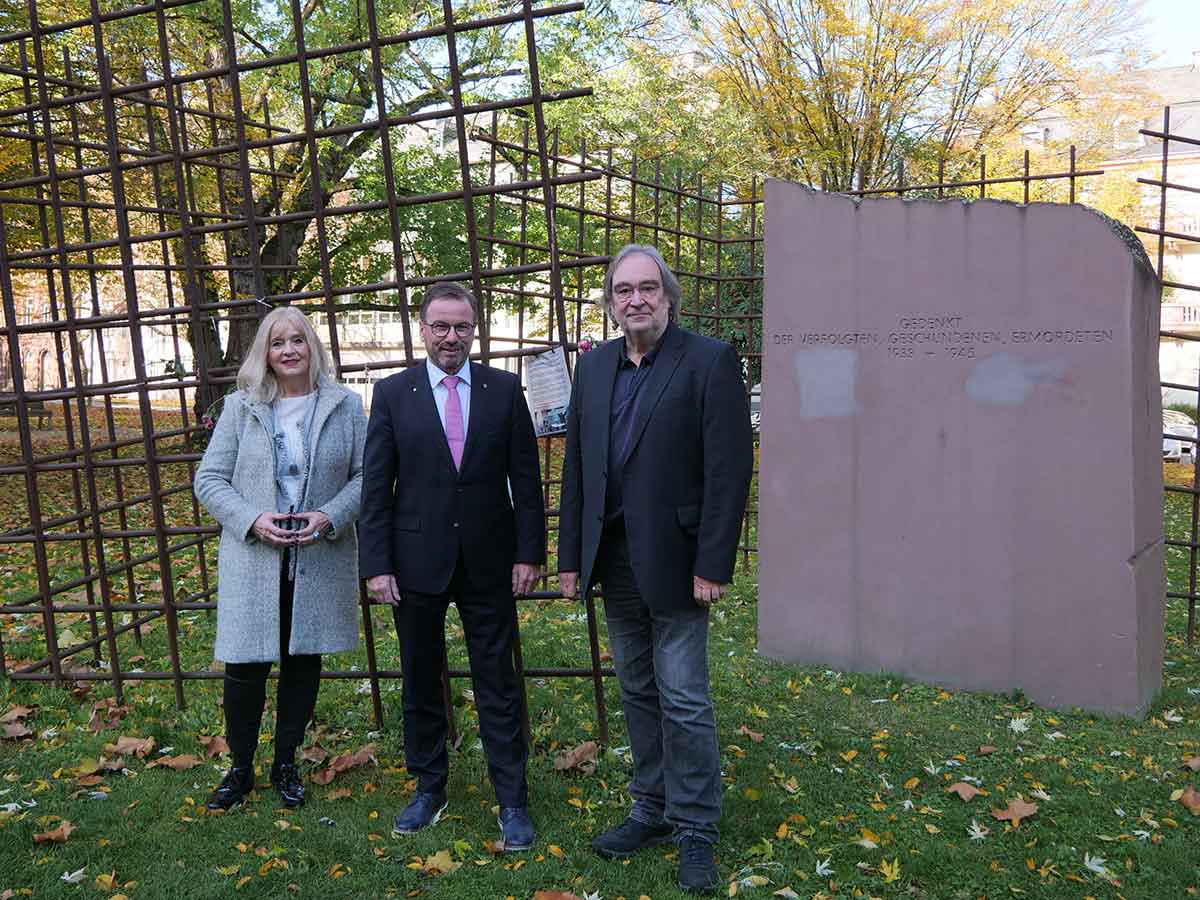 Kulturdezernentin Dr. Margit Theis-Scholz, SGD-Nord-Prsident Wolfgang Treis und Autor Ernst Heimes vor dem Mahnmal fr die Opfer des Nationalsozialismus in Koblenz. (Foto: SGD Nord)