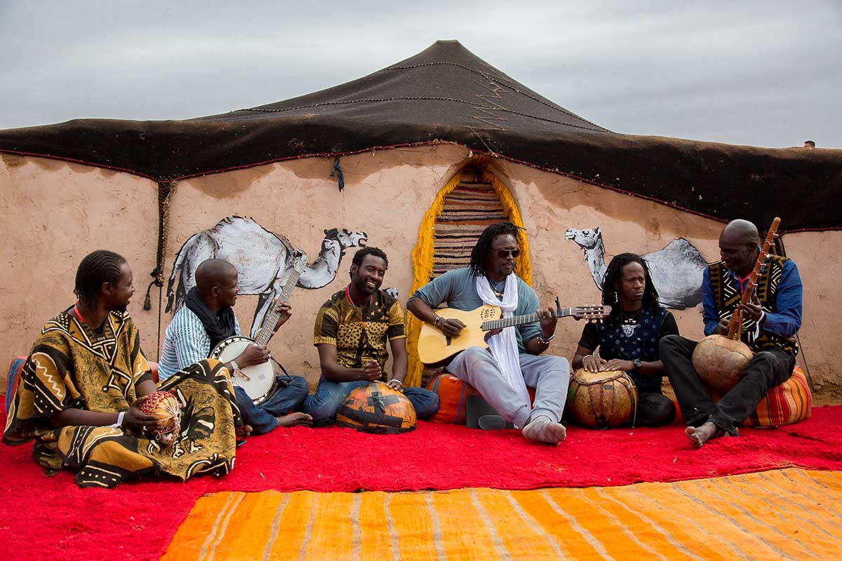 Mit HABIB KOITE & BAMADA kommt einer der Weltmusikstars aus Afrika in den Westerwald. (Foto: Habib Koite (Margot Canton Lamousse))