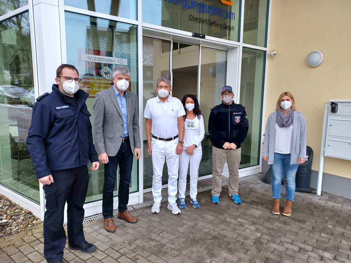 ber die gelungene Aktion freuten sich (v.l.n.r.) Wehrleiter Tobias Haubrich, Verbandsbrgermeister Klaus Mller, der rztliche Direktor des KHDS Dr. med. Reinhold Ostwald, Pia Baumann sowie Vanessa Weldert. (Foto: MVZ Dierdorf/Selters)