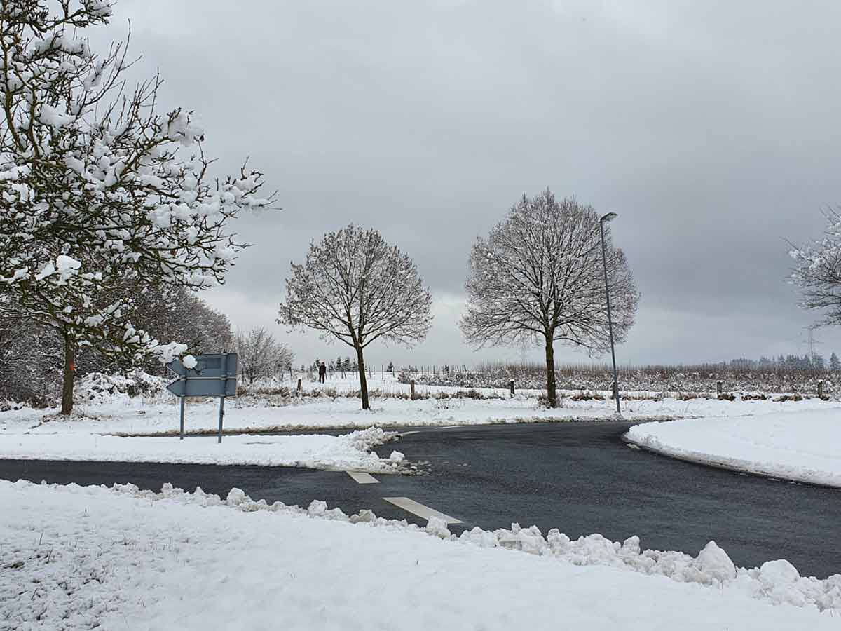 Neuhusel: Jenseits des Kreisels Hauptstrae / Industriestrae wird das Neubaugebiet "Am Rabenberg" entstehen. (Foto: Ortsgemeinde Neuhusel)