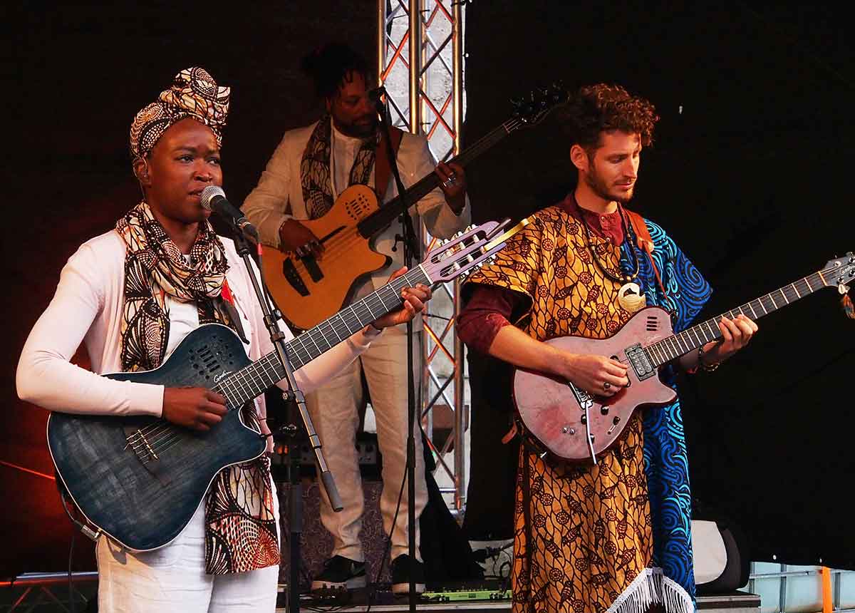 Nina Ogot und Band auf der Basaltbhne im Stffel-Park. (Foto: Tatjana Steindorf)