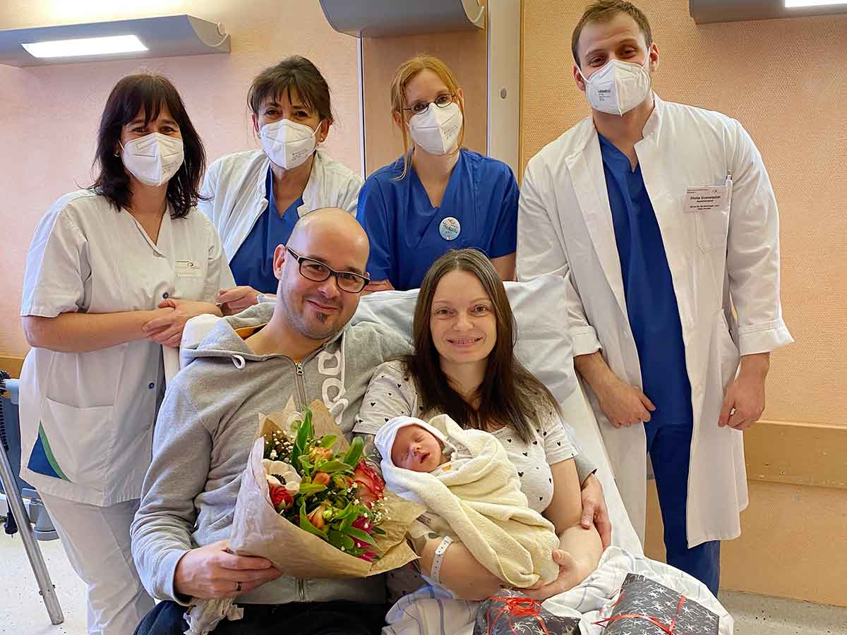Das Team der Geburtenstation freut sich mit den Eltern ber den kleinen Neo. (Foto: Herz-Jesu-Krankenhaus Dernbach)