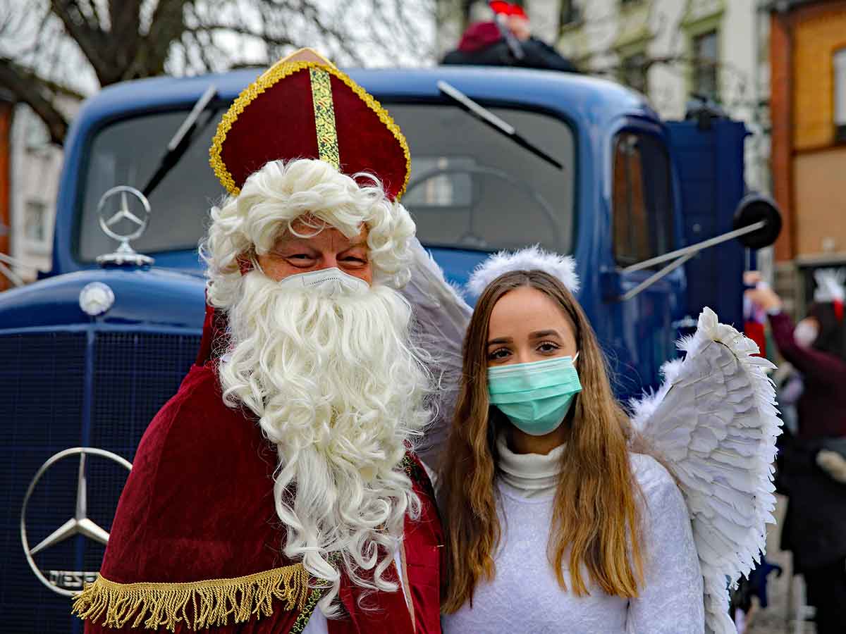 Der Nikolaus mit seinem Engel. (Foto: Stadt Selters)