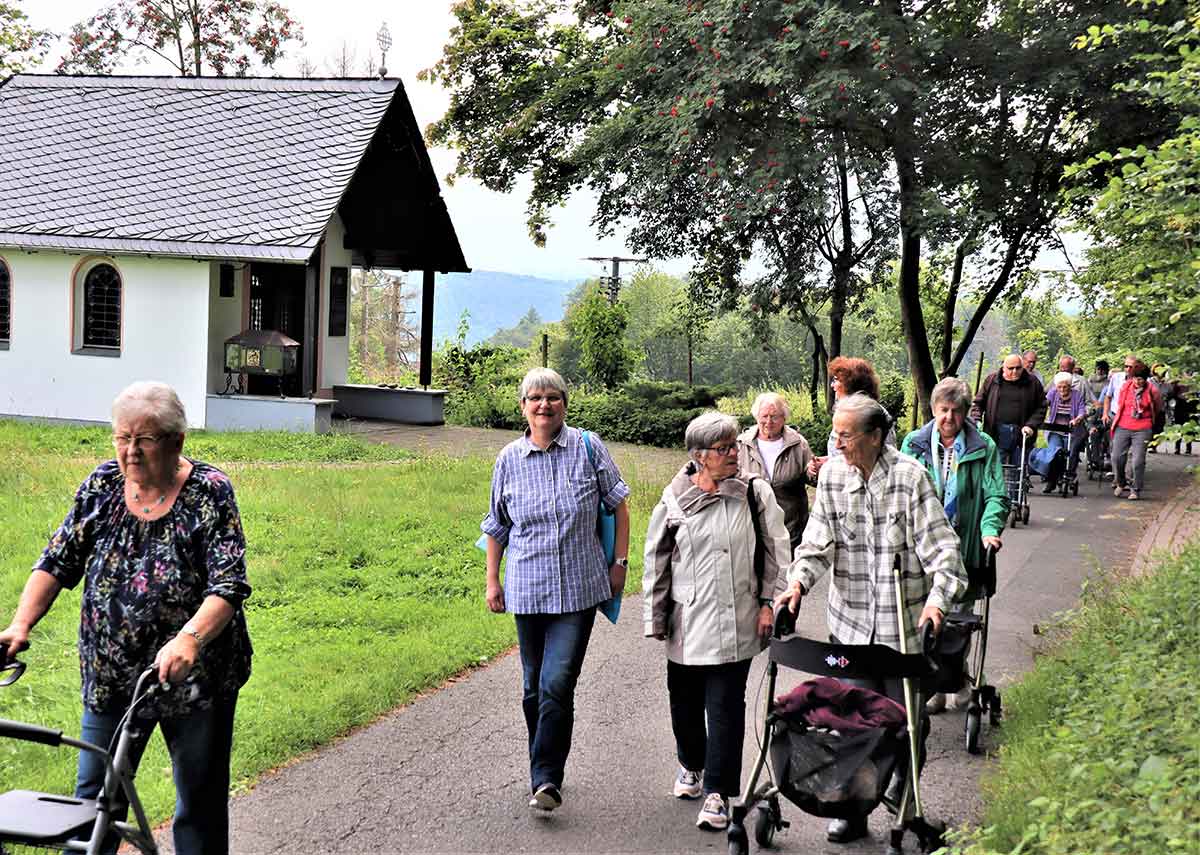 Die neue Gemeindeschwester Barbara (in der Bildmitte) war beim Neustart der 555er im Buchfinkenland dabei. (Foto: Uli Schmidt fr die 555er)