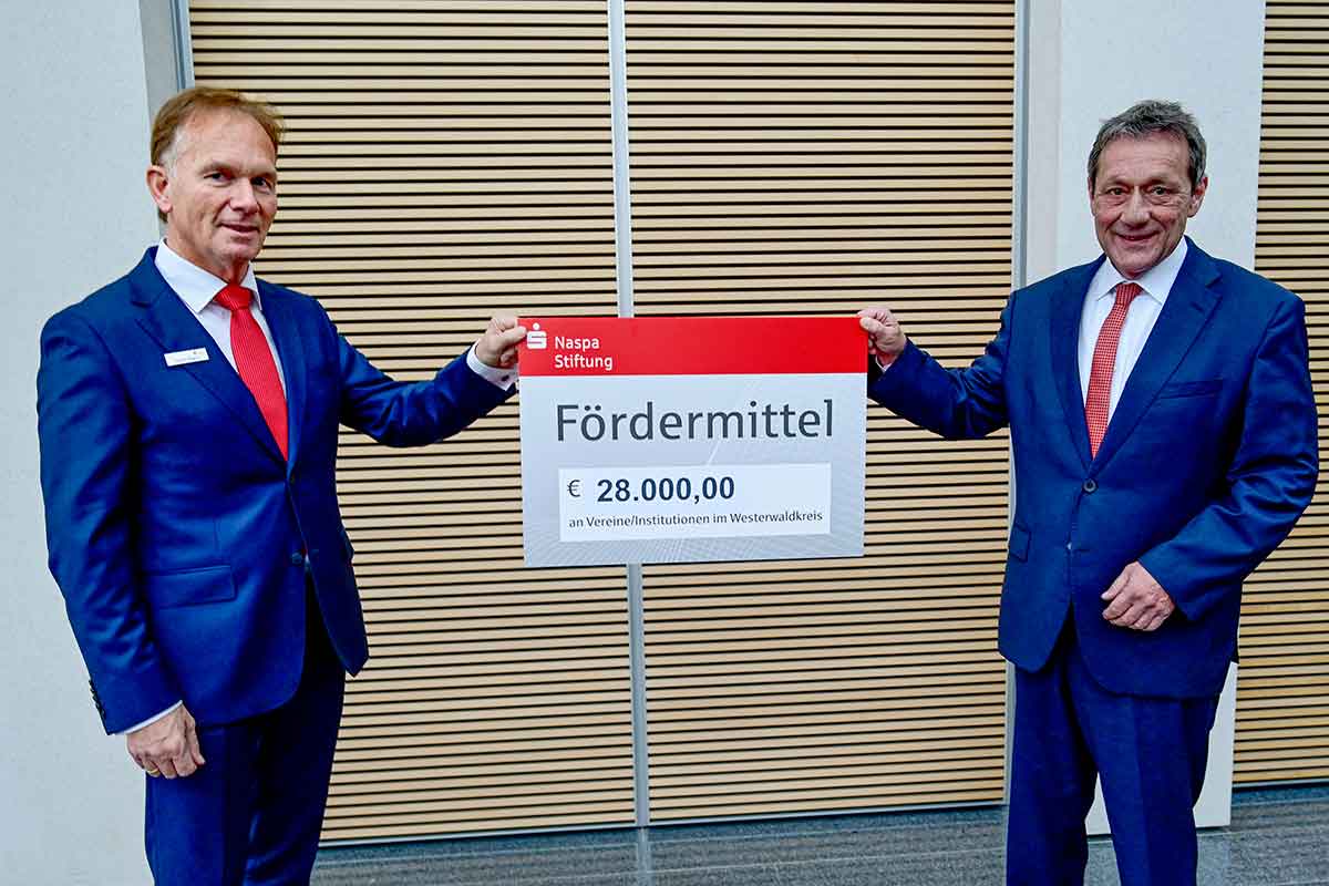 Symbolische Spendenbergabe mit Landrat Achim Schwickert (rechts) und Gnter Hger. (Foto: Naspa)