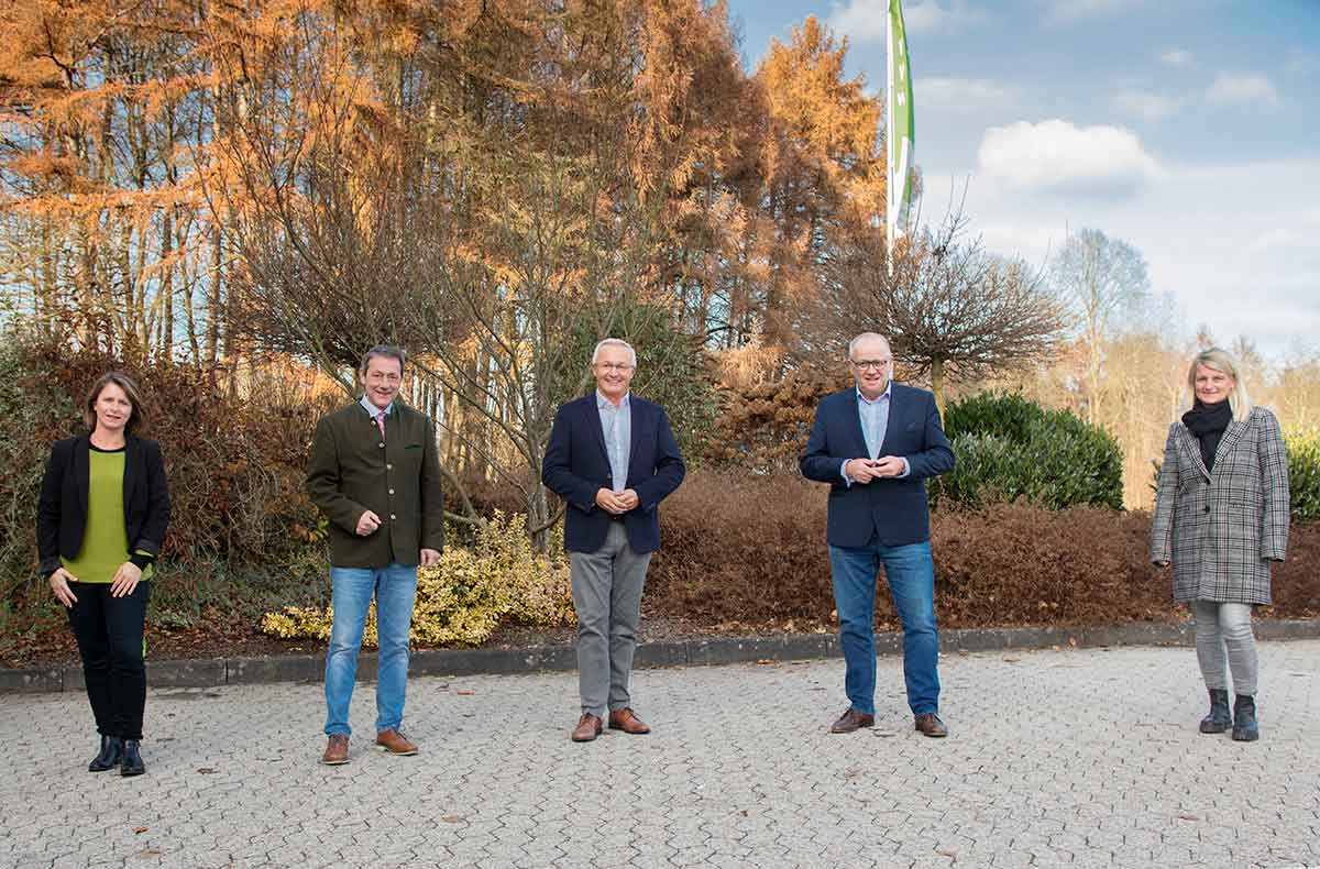 Myriam Hatzmann (Wir Westerwlder), Landrat Achim Schwickert (Westerwaldkreis), Landrat Achim Hallerbach (Kreis Neuwied), Landrat Dr. Peter Enders (Kreis Altenkirchen) und Sandra Kster (Wir Westerwlder). (Foto: Wir Westerwlder)