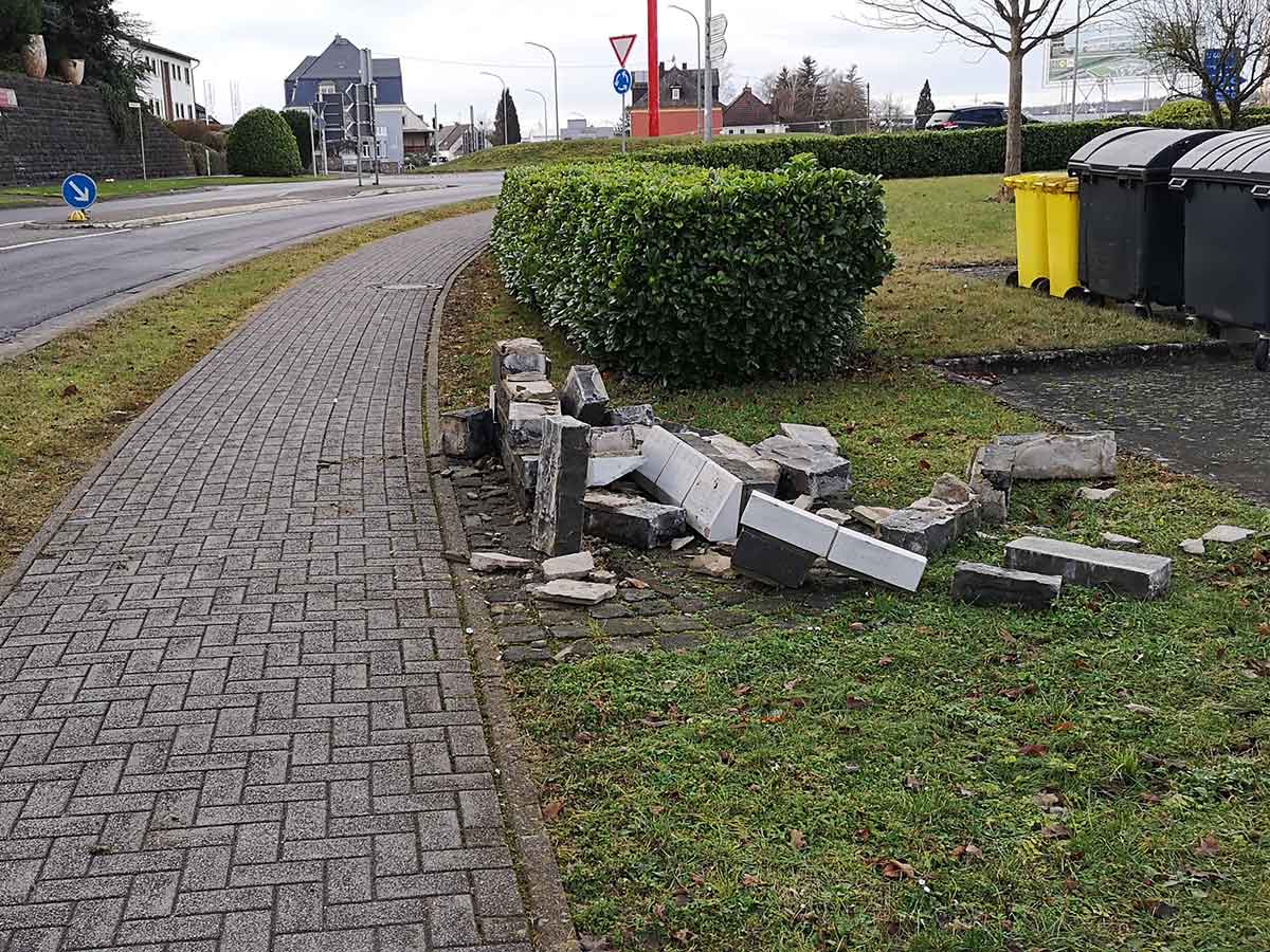 Erhebliche Schden entstanden an der Mauer und einem geparkten Fahrzeug. (Foto: Uwe Schumann)